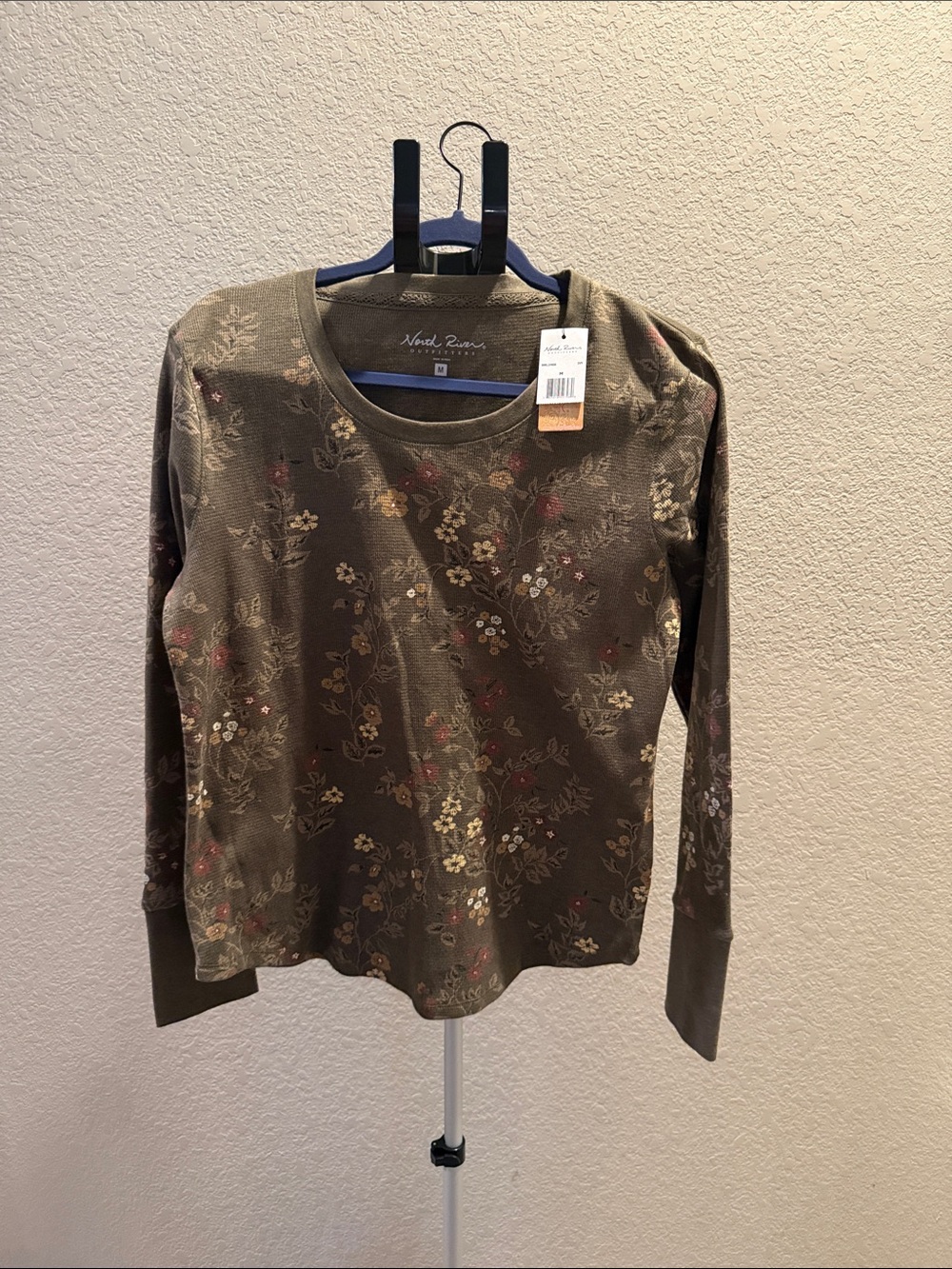 North River Olive Green Floral Long-Sleeve Tee. Size Medium